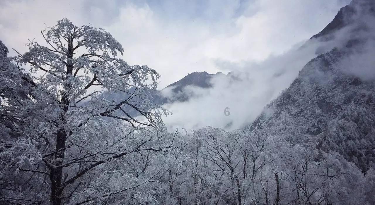 冰面突然碎裂!游客昆明轿子山游玩,贸然上冰湖……