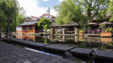 原创《安家》宫蓓蓓原型在厕所办公，用孕肚当桌子，网友想到了章蓉娅医生